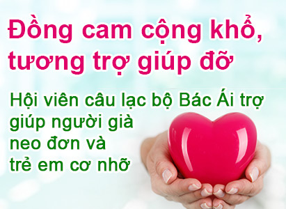 Hội viên câu lạc bộ Bác Ái trợ giúp người già neo đơn và trẻ em cơ nhỡ
