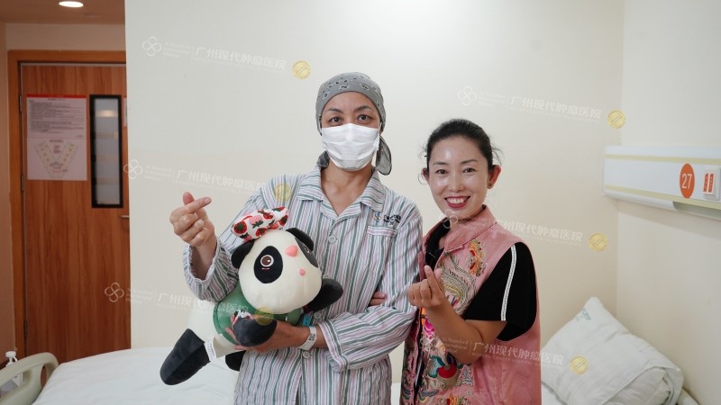 和翻译合影.jpg