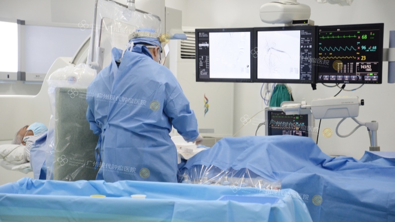 1-073714322.jpg 3 介入手术.jpg