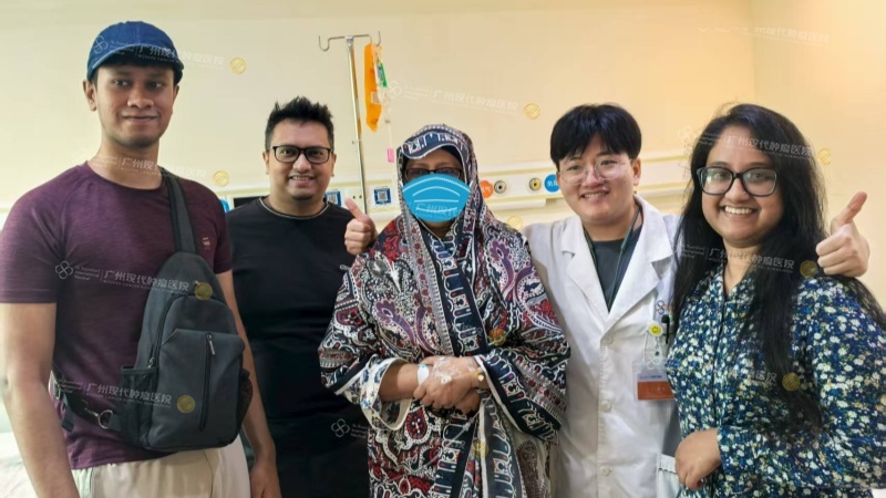 罗克萨娜一家与饶丽医生合影.jpg