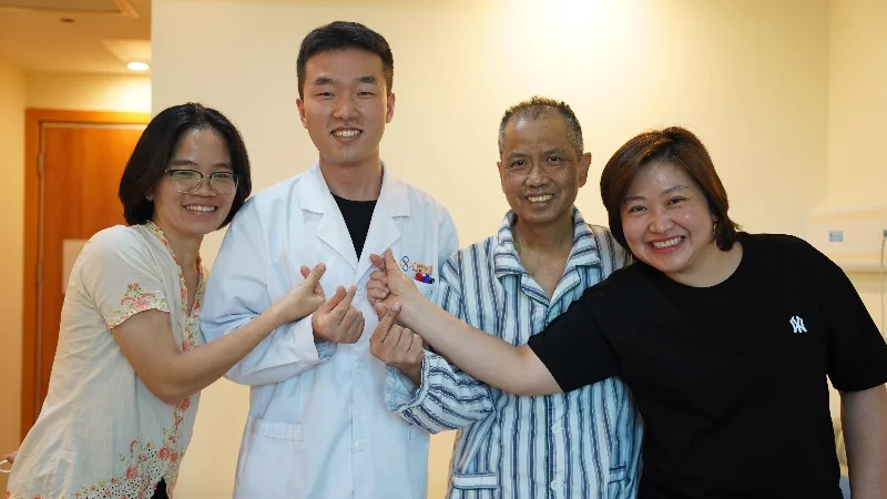 เจฟฟรีย์และภรรยาถ่ายรูปกับบุคลากรทางการแพทย์