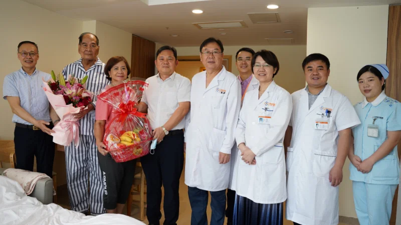 ผู้อำนวยการโรงพยาบาลกับทีมแพทย์มาเยี่ยมนายพล