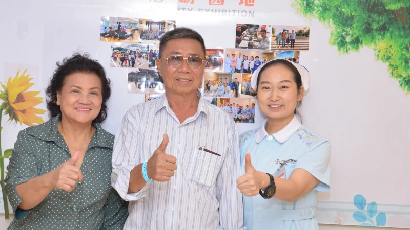 ภาพคุณอมรกับภรรยา และบุคลากรทางการแพทย์