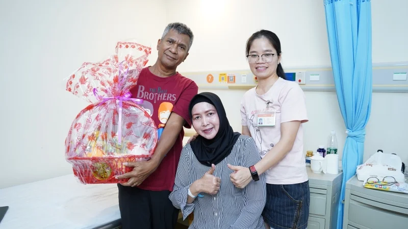 ภาพถ่ายคุณส้ายต๋า สามีและทีมล่ามแปลภาษา