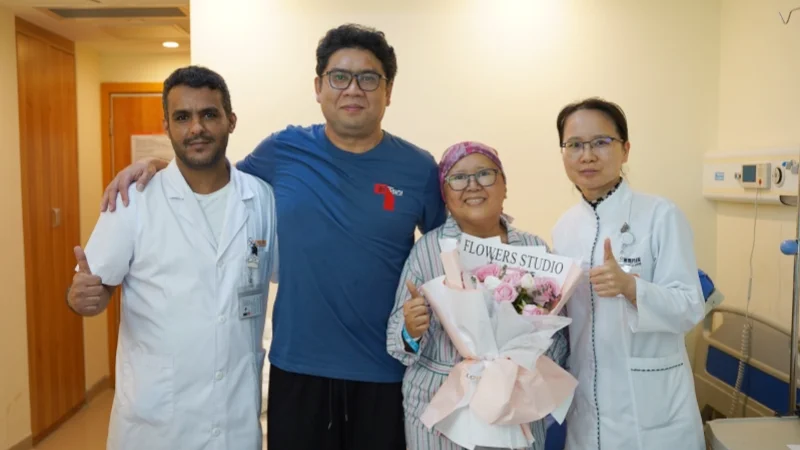 ภาพถ่ายคุณวีสันและสามีกับทีมแพทย์ในโรงพยาบาล