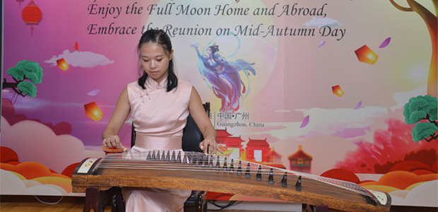 The performance of playing Guzheng