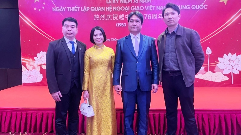 Cùng chúc mừng tình hữu nghị Việt - Trung, Tổng Giám đốc bệnh viện chúng tôi đ