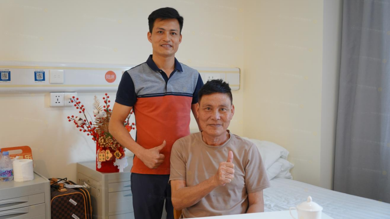 Cha con người Việt vượt biên giới chiến đấu với ung thư, điều trị xâm lấn 