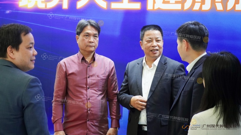 Konsul Jenderal Vietnam di Guangzhou, Mr. Nguyen Viet Dung (pertama dari kiri), hadir dalam upacara