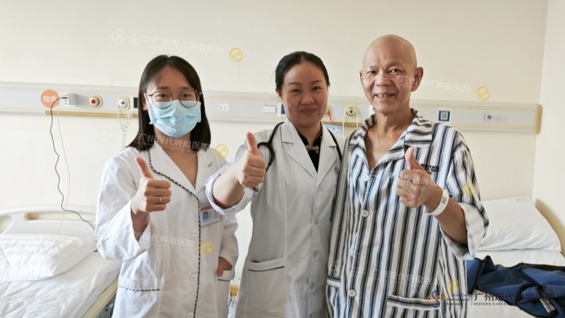 Bapak Wong berfoto dengan dr. Hu Ying (tengah)