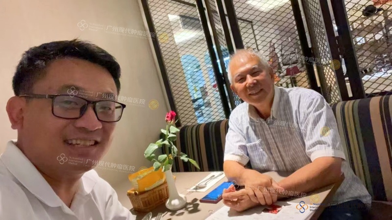 Bapak Chan Khian Yap berfoto dengan pengacara, Datuk Sebastian Ting Chiew Yew