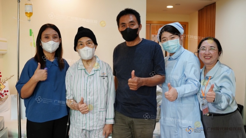 Keluarga Bibi Wu dan para staf RS berfoto bersama